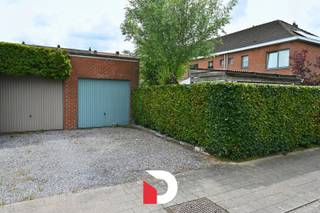 Ontdek deze karaktervolle halfopen woning, gelegen in de uiterst rustige Poortersstraat, een serene woonwijk dichtbij (buurt)winkels, scholen, openbaar vervoer, het centrum van Sint-Kruis en op fietsafstand van Brugge centrum. Ook de Maalse Steenweg is binnen handbereik waar je verschillende commerciële centra terugvindt. Op deze locatie liggen zowel de stad als natuur erg dichtbij. <br />Deze stijlvolle woning verkeert in een INSTAPKLARE en goed onderhouden toestand. <br />Doorheen de jaren evolueerde de woning mee gezien de aanwezigheid van een recent vernieuwde badkamer / keuken (Dovy), de aanwezigheid van zonnepanelen gekoppeld aan een thuisbatterij van 10kw, dubbele beglazing, ... . !!LAGE VERBRUIKSKOSTEN !! De huidige eigenares betaalt op heden slechts +/- € 70/ maand aan verbruikskosten.<br />De woning beschikt op het gelijkvloers over een inkomhal, toilet, een inpandige garage, gezellige doorzon leef- en eetruimte, leefkeuken met inbouwtoestellen en een veranda. Op de verdieping zijn er 3 volwaardige slaapkamers en een vernieuwde badkamer voorzien. De woning beschikt eveneens over een spatieuze zolder die toegankelijk is via een vaste trap en uitgewerkt werd als een 4de slaapkamer. Op het naastliggend perceel, behorend tot het eigendom staat een 2e losstaande garagebox met een zijpoortje die uitgeeft in de tuin. De aangelegde tuin ligt half rond het huis waardoor je de ganse dag zon geniet vanop de verschillende terrassen waarbij ook de privacy gewaarborgd is. <br />In de fraai aangelegde achtertuin die openheid geniet is het aangenaam vertoeven waarbij men zoninval en PRIVACY geniet. De ruime oprit biedt plaats voor een wagen.<br /><br /><br />Contacteer ons snel voor een bezoek aan deze veelzijdige en complete woning!