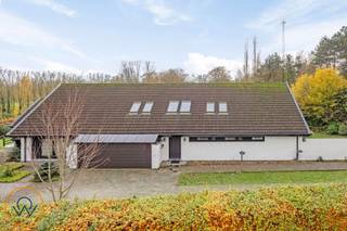 A barrier gate leads, via a chestnut tree-lined driveway, to your dream home in the exclusive, gated Vlieringenpark. Here, peace and greenery...
