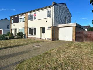 Halfopen woning met 3 slaapkamers, tuin en garageDeze woning bestaat uit : * Gelijkvloers: inkomhal, toilet, woonkamer, keuken, wasplaats en garage*...