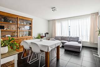 Verzorgd 1 slaapkamer appartement met terras in residentie gebouwd in 2007. Het appartement heeft een breedte van 7,11m. Woonkamer aan zonnig terras, open keuken met bar tablet en aansluitende berging, apart toilet, badkamer (douche, wastafel in meubel). Er is op het gelijkvloers ruimte voor het stallen van een fiets.