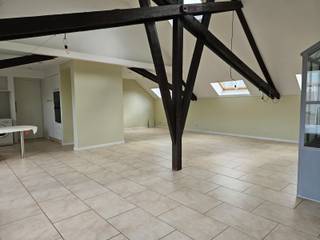 Dit zeer ruime appartement bevindt zich op de eerste verdieping van een verzorgd gebouw, en is gelegen nabij Brug 5. De lichtrijke woonkamer vormt...