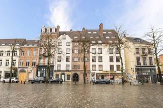 <p>In het hart van het historische centrum van Brussel, op het iconische Sint-Katelijneplein, ontdekt u deze lichtrijke studio van ±45 m², gelegen op de 4e verdieping van een gebouw dat in 2007 werd gerenoveerd.</p>
<p>Vanaf de inkomhal weet dit pand te bekoren door zijn warme sfeer en functionele indeling. Het bestaat uit een inkomhal, een douchekamer en een aangename leefruimte met open keuken, ontworpen om dagelijks een comfortabele en praktische woonomgeving te bieden.</p>
<p>In perfecte staat vormt deze studio een mooie opportuniteit voor wie op zoek is naar een kwalitatieve pied-à-terre, een geruststellende eerste aankoop of een goed gelegen eigendom in een van de levendigste en meest gegeerde wijken van de hoofdstad.</p>
<p>U geniet hier van een unieke omgeving, waar historische charme, buurtwinkels, restaurants, openbaar vervoer en Brusselse levendigheid samenkomen. Elektriciteit conform. EPC: E. Gemeenschappelijke lasten: ± €80/maand. Reservefonds: €35/maand.</p>
<p><span>Studio 4e verdieping nr. 27</span>: (Aandelen 54/2.708)</p>
<ul>
<li>Inkomhal met vestiaire (en individuele Bosch-ketel 2024)</li>
<li>Woonkamer met open Amerikaanse keuken</li>
<li>Douchekamer met toilet</li>
</ul>