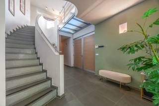 <p><strong>Riante en moderne villa in de gegeerde Elsdonckwijk – Wilrijk</strong></p>
<p>Deze prachtige villa combineert ruimte, comfort en luxe in een van de meest prestigieuze villawijken van Wilrijk. Gelegen in een rustige straat, op korte afstand van openbaar vervoer, supermarkten, restaurants en belangrijke in- en uitvalswegen, geniet u hier van optimale bereikbaarheid én privacy.</p>
<p><strong>INDELING</strong></p>
<p><strong>Gelijkvloerse verdieping:</strong><br />De ruime inkomhal verwelkomt u en leidt naar de lichtrijke living met eetruimte en zitruimte. De volledig ingerichte keuken is verbonden met de eetkamer via een brede schuifdeur, wat een open, vloeiende indeling creëert en tegelijk de mogelijkheid biedt tot afzonderlijke ruimtes. De keuken is uitgerust met een 5-pits gasvuur, hete luchtoven, afwasmachine en grote Amerikaanse koelkast en loopt naadloos over in de praktische bijkeuken met ingemaakte kasten. Zowel de keuken als de living genieten van grote raampartijen met toegang tot het terras en de zonnige tuin.<br /><br />Onder het terras bevindt zich een voormalig zwembad dat opnieuw in gebruik kan worden genomen – een unieke troef voor wie droomt van een eigen zwembad.</p>
<p>Daarnaast is er een volledig ingerichte suite met slaapkamer, badkamer met bad, douche, dubbele wastafel, wc en dressingruimte. Deze is ideaal te gebruiken als gastenverblijf of thuiskantoor, wat extra flexibiliteit biedt voor gezinnen of thuiswerkers.</p>
<p>De garage biedt plaats aan één wagen en meerdere fietsen.</p>
<p><strong>Eerste verdieping:</strong><br />Via een gepantserde deur bereikt u de nachthal met toegang tot 5 ruime slaapkamers (ca. 14 m², 15 m², 19 m², 17 m² en 23 m²). Slaapkamers 1 en 2 delen een badkamer met dubbele wastafel, bad met douchefunctie en aparte wc. Slaapkamers 3 en 4 beschikken elk over een en suite badkamer met dubbele wastafel en bad met douchefunctie. De masterbedroom (ca. 23 m²) is voorzien van ingemaakte kasten en een en suite badkamer met ligbad, dubbele wastafel, douche en wc en en baadt dankzij de grote raampartij in natuurlijk licht.</p>
<p><strong>Tweede verdieping:</strong><br />De recent gerenoveerde zolderverdieping is omgevormd tot een zelfstandig appartement met nachthal en ingemaakte kasten, badkamer met ruime inloopdouche, dubbele wastafel en toilet, een slaapkamer en een grote polyvalente ruimte van ca. 30 m². <br />Deze ingerichte zolder is bijzonder geschikt indien de woning als kangoeroewoning wordt gebruikt, waardoor wonen met meerdere generaties of een combinatie van privé en werkruimte eenvoudig mogelijk is.</p>
<p><strong>BIJZONDERHEDEN</strong></p>
<ul>
<li>Ruime en moderne villa met hoogwaardige afwerking</li>
<li>Prestigeuze locatie in de Elsdonckwijk</li>
<li>Oprit voor meerdere wagens en garage aanwezig</li>
<li>Kelder aanwezig</li>
<li>Gunstige EPC: B</li>
<li>Slaapkamer op gelijkvloers, flexibel te gebruiken als gastenverblijf of thuiskantoor</li>
<li>Vroegere zwembad onder het terras, die terug kan opengekapt worden</li>
<li>Mogelijkheid tot kangoeroewoning</li>
</ul>
<p><strong>Kortom:</strong> een unieke villa die luxe, ruimte en flexibiliteit perfect combineert voor een groot gezin of wie wonen en werken thuis wil combineren.</p>
<p>Voor meer informatie of een bezoek aan deze prachtige woning neem gerust contact op met Sigalit via Sigalit@reds.be of via 0475 66 84 74</p>