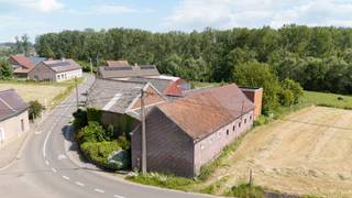 Droomt u van een landelijke woning met veel ruimte, weiden en bijgebouwen? Dan is deze eigendom beslist een bezoek waard.
Gelegen op een perceel van maar liefst 78 are 90 centiare, met weiden vrij van pacht, biedt deze hoeve alle troeven voor wie houdt van rust, natuur en ruimte. De woning beschikt op het gelijkvloers over een inkomhal, leefruimte, ruime keuken, badkamer, wasplaats en een slaapkamer. Op de verdieping bevinden zich nog twee slaapkamers en een aanpalende zolder van ongeveer 100 m², ideaal om extra slaapkamers of een hobbyruimte te creëren.
Daarnaast zijn er twee ruime loodsen en een bijkomende stalling, waardoor deze eigendom uitermate geschikt is voor landbouwactiviteiten, paarden- of dierenliefhebbers.
Ook voor wie een ander project voor ogen heeft, biedt deze hoeve interessante perspectieven. Een functiewijziging is bespreekbaar, afhankelijk van het beoogde project en steeds onder voorbehoud van de geldende stedenbouwkundige voorschriften.
Interesse? Contacteer Sophie via 0496 71 50 59 of mail naar info@immosophieenco.be voor meer informatie of een bezoek