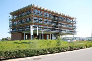 <strong>Uw kantoor, bedrijf of praktijk vestigen in het gebouw Food Port in Tienen? De verschillende units hebben een oppervlakte van elk 125 m². Er is ook de mogelijkheid om meerdere units te huren. De units zijn casco afgewerkt en kunnen in samenspraak afgewerkt worden.</strong><br /><br />
<h2>Food Port</h2>
<p>De Food Port biedt een moderne infrastructuur voor bedrijven waar deze, kantoor-, labo- en/of productieruimte kunnen huren. <br />Door het aanbod van ondersteunende basisdiensten kunnen startende ondernemers zich volledig focussen op hun bedrijfsactiviteit. </p>
<h2>Infrastructuur:</h2>
<p>De units in de Food Port zijn 125 m² groot. Er is de mogelijkheid om één of meerdere units te huren. De units zijn casco afgewerkt. In overleg met de Food Port wordt de verdere afwerking volgens de wensen van de huurder uitgevoerd. De vergaderruimtes staan ter beschikking van de huurders.</p>
<h2>Ondernemend Tienen:</h2>
<p>De Food Port is the place to be voor ondernemend Tienen. Zowel VOKA regio Tienen als de Businessclub Regio Tienen organiseren hier tal van hun activiteiten.</p>
<br /><br />Voor meer inlichtingen neem gerust contact op met Christophe Ombelet op 0478 61 54 99 of mail naar Christophe@immogve.be