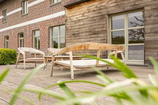 <p>Achter deze karaktervolle gevel in het rustige Moorsel ontdekt u een uitzonderlijke eigendom waar authenticiteit, ruimte en hedendaags comfort perfect op elkaar afgestemd zijn. Op een perceel van meer dan<span> </span><strong>31 are</strong><span> </span>biedt deze volledig gerenoveerde hoeve diverse mogelijkheden, met een volledig geïntegreerde en<span> </span><strong>instapklare B&amp;B</strong><span> </span>als waardevolle troef.<br />Bij het betreden van de woning valt meteen de warme sfeer op. De leefruimte geniet van een open zicht op de tuin en sluit naadloos aan op een volledig ingerichte keuken met hoogwaardige afwerking. Authentieke houten vloeren uit oude treinwagons zorgen voor een uitgesproken karakter. Op het gelijkvloers bevindt zich bovendien een<span> </span><strong>slaapkamer met ensuite badkamer</strong>, evenals een<span> </span><strong>tweede badkamer met ligbad en inloopdouche (vernieuwd in 2025)</strong><span> </span>en een afzonderlijk gastentoilet.<br />De binnenkoer vormt het hart van de eigendom en verbindt de verschillende volumes op een natuurlijke manier. Hier bevindt zich ook de toegang tot de B&amp;B via een karaktervolle gietijzeren trap van Villa d’Or, een uniek architecturaal element met Franse roots.<br />Op de verdieping zet deze harmonieuze sfeer zich moeiteloos verder. De indeling met<span> </span><strong>vier volwaardige slaapkamers</strong><span> </span>en een<span> </span><strong>bureau</strong><span> </span>staat garant voor ruimte en comfort. De gastenruimte, ingericht in 2017, is volledig instapklaar en beschikt over een geïntegreerde badkamer met ligbad, wastafel en toilet, aangevuld met een gezellige zithoek. Deze ruimte biedt bovendien tal van mogelijkheden en kan perfect dienen als<span> </span><strong>kangoeroewoning<span> </span></strong>of andere polyvalente invulling. Buiten geniet u van absolute rust en privacy. Het perceel strekt zich uit over een groene en verzorgde omgeving met terras, zwembadzone, boomgaard en weiland — ideaal voor wie houdt van ruimte en natuur.<br />Gelegen in de gegeerde<span> </span><strong>Faluintjesstreek</strong>, bekend om haar landelijke charme, biedt deze locatie tal van mogelijkheden voor fiets- en wandeltochten in een prachtige omgeving. Een bijzondere eigendom voor wie op zoek is naar ruimte, rust en comfort in het groen.</p>
<p>Wordt deze woning uw nieuwe thuis? Contacteer ons voor meer info of een bezichtiging:<span> </span><strong>0498/91 12 34</strong><span> </span>of<span> </span><strong>info@immo-desk.be</strong></p>