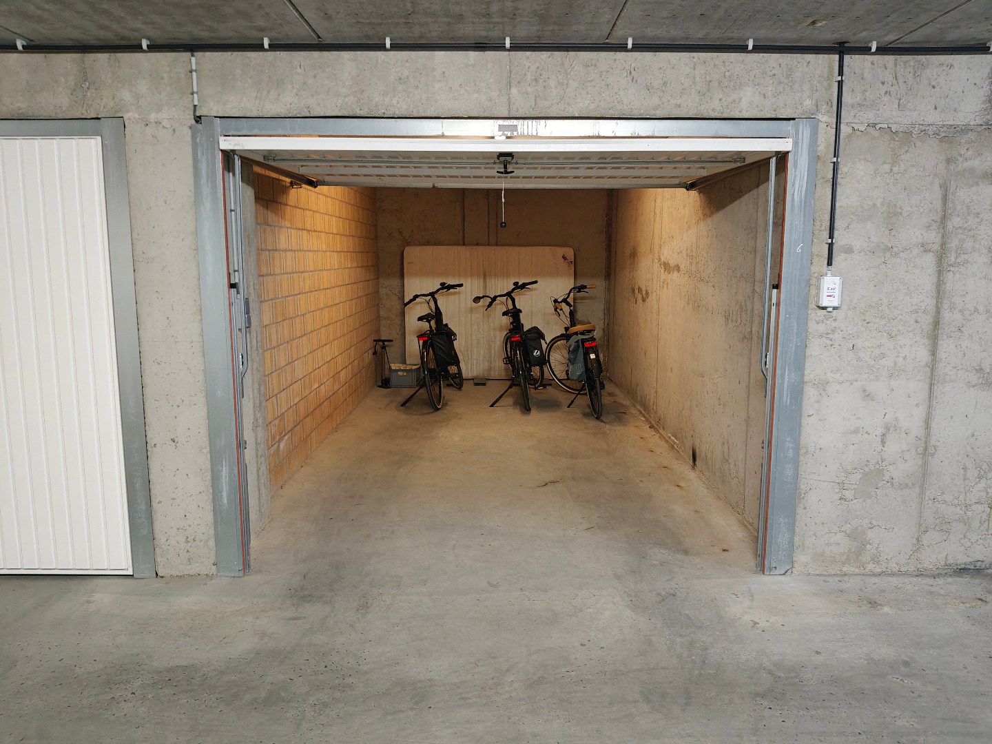 Garage in de Residentie Merel met de volgende afmetingen:Inrijbreedte: 2m36Inrijhoogte: 1m89Diepte garage: 5m70Breedte garage: 2m77Hoogte garage: 2m40