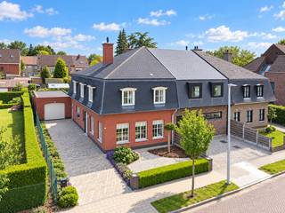 In een rustige woonomgeving in Eeklo, bevindt zich deze verzorgde halfopen bebouwing die uitblinkt door haar kwalitatieve afwerking, uitstekende staat van onderhoud en uitzonderlijk mooie tuin.

Bij aankomst valt meteen de fraai aangelegde voortuin op, samen met de lange oprit die plaats biedt aan meerdere wagens en toegang geeft tot de garage. Achteraan geniet u van een prachtig aangelegde, diepe tuin, een echte groene oase waar rust en privacy centraal staan. Het overdekte terras vormt de ideale plek om het hele jaar door buiten te genieten, terwijl het extra terras aan de vijver een sfeervolle omgeving creëert voor gezellige momenten met familie en vrienden.

Binnen werd gekozen voor volwaardige en duurzame materialen. De tijdloze eiken keuken vormt het hart van de woning en biedt alle comfort voor wie graag kookt. Dankzij het zorgvuldige onderhoud verkeert de woning in uitstekende staat en is ze onmiddellijk instapklaar.

Op de verdieping bevinden zich drie volwaardige slaapkamers en een recent vernieuwde badkamer die hedendaags comfort combineert met een stijlvolle afwerking. 
Het karaktervolle mansardedak geeft de woning bovendien extra charme en een aangenaam ruimtegevoel.

Met een gunstig EPC-label B biedt deze woning niet alleen wooncomfort, maar ook een energiezuinige toekomst.

Bent u op zoek naar een kwalitatieve, instapklare gezinswoning met een schitterende tuin, garage en een rustige ligging in Eeklo? Dan is deze woning absoluut een bezoek waard. Neem vandaag nog contact met ons op voor een bezichtiging.
Via 09 336 16 15 of info@vastgoedunicum.be