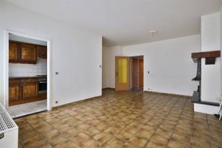 <p><span>Te renoveren gelijkvloers appartement en garagebox te Hoboken!</span></p><p><span>Dit te renoveren appartement is gelegen in de nabijheid van invalswegen, parken, scholen, winkels, ... </span></p><p><span> </span></p><p><span>Indeling:</span><span><br />Via de gemeenschappelijke inkomhal betreden we het gebouw en bereiken we het gelijkvloers appartement. <br />De voordeur biedt toegang tot de aangename, lichtrijk woonkamer. Via de woonkamer hebben we toegang tot de keuken, deze is uitgerust met alle toestellen. <br />Aan de achterzijde van het appartement geeft de hal toegang tot twee slaapkamers (12.5m² en 10m²). <br />Aansluitend vinden we een dressing/bureau kamer en een aparte berging. <br />De badkamer is voorzien van een bad en een dubbele lavabo.<br /><br />De garagebox kan optioneel aangekocht worden aan €15.000.</span><span><br /><br />Bijzonderheden:</span></p><ul><li><span>Te renoveren!</span></li><li><span>Gemeenschappelijke kosten: €210 (reservefonds, minuterie, syndicus, water)</span></li><li><span>EPC 235 kWh/(m²/jaar) LABEL C - conforme elektriciteit - niet asbestveilig</span><span> </span></li><li><span>P- score: A en G-score: A</span></li></ul><p><span> </span></p><p><span>Voor meer info of een bezoek ter plaatse, bel ons op 03-449 42 41 of mail ons via hallo@habicom.be.</span></p><p><span>De waarde van uw eigendom kennen? Maak een vrijblijvende afspraak met onze habicom-expert in uw buurt.</span></p><p><span> </span></p><p><span> </span></p>