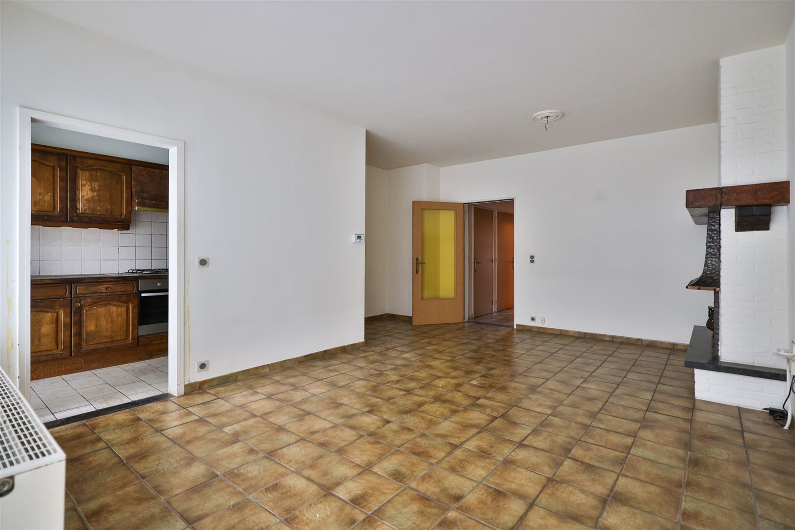 Te renoveren gelijkvloers appartement en garagebox te Hoboken! - foto 1