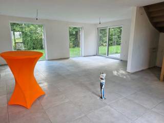 Immo3000 stelt met trots dit unieke nieuwbouwproject voor aan de Paardenveldstraat in het rustige en groene Winksele (Herent). Gelegen in een kindvriendelijke buurt en omgeven door parkgebied, combineert deze woonomgeving rust met een uitstekende bereikbaarheid. Op slechts enkele minuten bevindt u zich in het centrum van Leuven, bij het UZ Leuven of op de E314 richting Brussel.<br /><br />De woningen vormen een stijlvolle blikvanger dankzij hun strakke, moderne vormgeving en het speelse contrast tussen donkere en lichte gevelvlakken. <br />Binnenin staat wooncomfort centraal:<br />- Maximale lichtinval : Grote raampartijen zorgen voor een heldere lichtinval en een prachtig uitzicht op de groene omgeving.<br />- E-peil van max. 20 met 6 zonnepanelen (min. 400WP)<br />- Doordachte indeling: Praktisch ingedeelde ruimtes met extra opbergruimte dankzij een berging op zowel de gelijkvloerse als de eerste verdieping.<br />- Buitenleven: Elke woning beschikt over een mooi privéterras en heeft direct toegang tot de ruime, gemeenschappelijke parktuin.<br /><br />Spotlight op Woning D.2<br />In deze buitengewone buurt staan de laatste twee bebouwingen te koop. Een van de beschikbare woningen is unit D.2, een gesloten bebouwing die volledig afgewerkt wordt opgeleverd:<br /><br />Grondoppervlakte van 137m²<br />Indeling: 3 slaapkamers, 2 bergings, 1 badkamer, 2 aparte toiletten en een ruime leefruimte<br />Buitenruimte: Privéterras met aansluitend een gedeelde tuinzone<br />Parkeergelegenheid: 2 buitenstaanplaatsen bij te kopen aan € 5.000 per stuk<br /><br />Prijsverdeling (incl. registratierechten, btw, 2 autostaanplaatsen, schatting notariskosten en aansluitingskosten):<br />Grondaandeel €129.293,00 + 12% registratierechten<br />Infrastructuur €35.352,00 + 21% btw<br />Constructie €320.355,00 | + 21% btw<br />Schatting notariskosten € 4.000<br />Schatting kosten basisakte en bouwtaks € 1.500,00<br />Schatting opening tellers (gas, water, elektriciteit) €4.500 <br />Totaalprijs €585.213,63<br /><br />Bent u benieuwd hoe deze woning aansluit bij uw woonwensen? Neem vandaag nog contact op met de erkende BIV-makelaars van Immo3000 en plan uw bezoek in.