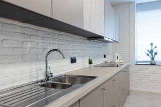 Bemeubelde woning met één slaapkamer, een recent geplaatste keuken en badkamer, gelegen in het centrum van Mechelen, vlakbij de Grote Markt.De woning omvat een nieuw geïnstalleerde keuken met een keramische kookplaat, uittrekbare dampkap, anderhalve lavabo met verlek, inbouw-vaatwasmachine, koelkast met diepvries (2 ruime lades) en een microgolfoven. Aansluitend bevindt zich de keuken-/wasberging, evenals de toegang tot de kelderberging. Op de eerste verdieping is de gezellige woonkamer ingericht met bijpassend hedendaags meubilair. Hier bevindt zich ook de vernieuwde badkamer met inloopdouche, wastafel en toilet. De tweede verdieping omvat ten slotte de ruime slaapkamer met aansluitende walk-in-dressing, tevens voorzien van een bureau.