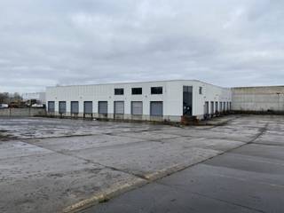 For rent: warehouse of approx. 2,000 m² with a clear height of 6 m, including approx. 150 m² of office space, loading docks, an access ramp, and...