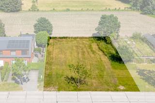 Droom je van energiezuinig wonen in een rustige, groene omgeving met prachtig vergezicht?<br />In de Hoekskensstraat in Beervelde geniet je van een charmante woonomgeving met een landelijk karakter en toch alle dagelijkse voorzieningen binnen handbereik. Winkels, horeca en belangrijke verbindingswegen bevinden zich in de nabije omgeving. Hier vind je de ideale uitvalsbasis om comfortabel te wonen en volop te genieten van alles wat Lochristi en omstreken te bieden hebben!<br /><br />Bij elke woning krijgt de koper de kans om volledig inspraak te hebben in de inrichting en afwerking van de woning. In samenspraak met onze betrouwbare partnerleveranciers kies je zelf de materialen en afwerking volgens smaak en budget – zo maak je van deze woning écht jouw thuis.<br /><br /><strong>Indeling van de woningen:</strong><br />Gelijkvloers: Inkomhal met gastentoilet, ruime leefruimte met open keuken en een ruime garage<br />Verdieping: Nachthal met apart toilet, 3 slaapkamers (16,62m² - 13,36m² - 12,96m²), badkamer uitgerust met ligbad, inloopdouche en dubbele lavabomeubel<br />Zolder: Toegankelijk via het zolderluik <br /><br /><strong>Extra troeven van deze woning:</strong>
<ul>
	<li><strong>Prachtig vergezicht vanuit de woning!</strong></li>
	<li>Energiezuinig wonen;</li>
	<li>Lucht/water warmtepomp, zonnepanelen en vloerverwarming op het gelijkvloers;</li>
	<li>Ruime slaapkamers;</li>
	<li>Regenwaterput 7.500l aangesloten op toiletten/wasmachine/buitenkraan;</li>
</ul>
Wens je meer informatie, contacteer ons vandaag nog voor meer informatie of een afspraak op ons kantoor!