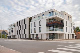 <p>Modern & Bijna-Energieneutraal (BEN) Appartement in Oud-Turnhout!<br />Zoek je een recent en instapklaar appartement met een extreem lage energiefactuur? Dit lichtrijke 2-slaapkamerappartement in Residentie Ter Dijke combineert stijlvol comfort met duurzame toptechnologie.</p><p>Ruim & Lichtrijk: 97 m² bruto vloeroppervlakte op de 3e verdieping met een leefruimte & open keuken van 43,13 m²</p><p>Zonnig Terras: Heerlijk buiten ontspannen op je eigen terras van 13,10 m²</p><p>2 Slaapkamers: Ruime kamers van respectievelijk 12,21 m² en 9,14 m²</p><p>Parking & Berging inclusief: Private ondergrondse autostaanplaats én ruime afgesloten kelderberging (5,45 m²)</p><p>Ultra Energiezuinig: E-peil E15 (EPC label A, 25 kWh/m² jaar)</p><p>Duurzame technieken: Geothermische bodemwarmtepomp met vloerverwarming én passieve zomerkoeling</p><p>Jong & Frist: Eerste ingebruikname en oplevering in september 2022</p><p>Stedenbouwkundige inlichtingen:<br />Vg, Wg, Gmo, GVkr, Gvv</p>
