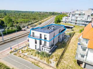 Bienvenue dans la résidence Spinnaker, un projet résidentiel élégant et a seulement trois étages sur la côte belge. Ce penthouse exceptionnel offre une vue imprenable sur les dunes protégées de Houtsaeger – un coin de nature préservée, rare et accessible à pied depuis la plage.<br /><br />Un hall d’entrée raffiné avec placards intégrés vous mène vers une spacieuse pièce à vivre baigné de soleil, avec cuisine ouverte. L’îlot central et les appareils haut de gamme (Siemens, Novy) offrent un espace de vie convivial et luxueux. Le séjour est en outre équipé d’un conduit d’attente pour un feu ouvert, permettant un aménagement personnalisé selon vos envies.<br /><br />À côté du salon principal, une seconde pièce de vie peut servir de bureau, espace loisirs ou salle de télévision. La suite parentale comprend un dressing intégré et une salle de bains privée avec baignoire, douche à l’italienne et meuble lavabo design. Deux autres chambres se partagent une deuxième salle de douche, également aménagée avec des finitions de qualité. Deux toilettes séparés et une remise technique complètent l’ensemble.<br /><br />Ce penthouse a été fini dans les moindres détails et équipé des dernières technologies:
<ul>
	<li><span>Chauffage par le sol dans tout l’appartement</span></li>
	<li><span>24 panneaux solaires privatifs &amp; pompe à chaleur: performance énergétique optimale</span></li>
	<li><span>Ventilation double flux (type D) pour une qualité d’air constante</span></li>
	<li><span>Stores solaires à commande à distance (batterie)</span></li>
	<li><span>Éclairage dimmable dans le séjour, la cuisine, le couloir, la chambre principale et le bureau</span></li>
	<li><span>Détecteurs de mouvement dans les toilettes, le hall de nuit, la buanderie, la cave et le garage</span></li>
	<li><span>Système de bascule entre eau de pluie (8000 L) et eau de ville pour le lave-linge, le robinet extérieur et l’irrigation</span></li>
	<li><span>Système d’arrosage automatique pour les plantes de la terrasse</span></li>
	<li><span>Alimentation triphasée dans le garage, prête pour borne de recharge de véhicule électrique</span></li>
</ul>
La terrasse de 81 m², orientée plein soleil, offre une vue spectaculaire sur les dunes – un véritable havre de paix pour les amateurs de nature et de plein air.<br />Grâce à sa conception intelligente, le penthouse peut parfaitement convenir comme habitation kangourou ou pour une cohabitation parent-enfant avec espaces distincts.<br /><br />Situation absolument parfaite à Saint-Idesbald, à proximité immédiate de la plage, du club nautique renommé KYC, ainsi que de haut-lieux gastronomiques tels que Carcasse, Julia et la Boucherie Dierendonck. Le sentier vers le pittoresque Mieke Hill se trouve également à quelques pas.<br /><br />Possibilité d'acheter un garage dans la résidence. Cave privative incluse dans le prix.<br /><br /><strong>Une expérience résidentielle unique alliant luxe, confort et sérénité – visites uniquement sur rendez-vous.</strong>