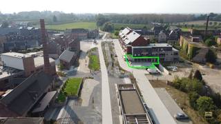 <p><span>Jouw handelszaak binnenkort in een bruisende nieuwe omgeving in Borgloon? </span><span><br /><br />De handelsruimte is gelegen langsheen de fietsroute naar het klooster van Colen, <br />wat zorgt voor extra zichtbaarheid en een aantrekkelijk potentieel klantenbestand. <br />Verder treft men hier het stroopfabriek en de toeristische dienst van de stad.<br /><br />Het pand heeft een oppervlakte van 291m² en kan perfect dienst doen als horecapand,<br />bijvoorbeeld een Grand-café - brasserie. <br /><br />Dankzij de grote raampartijen is er veel natuurlijke lichtinval.<br /><br />Een absolute troef is het terras aan de pleinzijde, waar bezoekers in een aangename omgeving <br />kunnen genieten van een hapje of drankje. Het plein werd bovendien recent volledig vernieuwd, <br />wat bijdraagt aan een moderne en verzorgde uitstraling van de omgeving. <br /><br />Er is voldoende parkeergelegenheid op wandelafstand.<br />De huurprijs is inclusief 4 ondergrondse autostaanplaatsen.<br /><br />De huurprijs van 2500 euro is voor een casco ruimte wat U nog volledig kan inrichten <br />naar de noden van uw activiteit.<br />Er is een mogelijkheid dat de verhuurder het pand zal voorzien van vloeren en technieken.<br />De huurprijs zal dan stijgen naar 3500 euro/maand.</span></p><p><span>Het KI is ten laste van de huurder.</span></p>