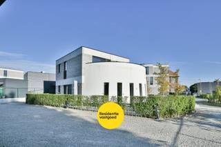 Deze loft is gelegen op de voormalige maalderijsite “Molen Moreau”, een plek waar authenticiteit en modern wooncomfort elkaar ontmoeten. Hoewel de oude graanmolen zelf verdwenen is, vormde de geschiedenis van de site een duidelijke inspiratiebron voor de architectuur van dit recente project. Het resultaat? Een stijlvolle loft met karakter, hedendaagse luxe en een vleugje erfgoed.<br /><br />Het appartement op de eerste verdieping bevindt zich in het centrum van Wielsbeke en biedt een woonoppervlakte van 57,6 m². De lichtrijke leefruimte met open, volledig ingerichte keuken sluit aan op een ruim zuid-westgericht terras van 22,3 m². Dankzij het schuifraam geniet je van een vlotte verbinding tussen binnen en buiten. De keuken is voorzien van kwalitatieve toestellen (Zanussi) en een stijlvol werkblad. De slaapkamer is praktisch ingericht en de badkamer beschikt over een moderne inloopdouche en lavabo. Een aparte berging met aansluiting voor wasmachine en technische installatie maakt het appartement compleet.<br /><br />Het appartement is energiezuinig (EPC-label A – 76 kWh/m²jaar) en uitgerust met PVC-ramen met dubbele beglazing. Verwarming gebeurt via een individuele CV op aardgas. Een carport met berging is inbegrepen. Alle voorzieningen zijn vlot bereikbaar dankzij de centrale ligging.<br /><br />Perfect voor starters, alleenstaanden of als investering.<br />De vermelde prijs is een vraagprijs.<br /><br /> EPC: 76 kWh/m² (Vg, Wg, Gmo, Gvkr, Gvv) Ref. OU28070