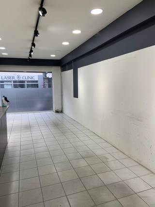 Gelegen in een levendige en commerciële straat te Strombeek-Bever, biedt dit veelzijdig eigendom een ideale combinatie van wonen en...