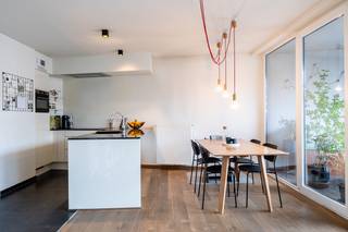 Bezoekmoment maandag 11 mei '26 tussen 16u en 18u <strong>mits het maken van een afspraak</strong>, dit kan online of via 09 395 05 40 / verhuur@concept-home.be.<br /><br />Op een vlot bereikbare locatie in Gent vindt u volgend instapklaar appartement:<br /><br /><strong>✨ Indeling:</strong>
<ul>
	<li>Inkomhal met vestiairekast</li>
	<li>Lichtrijke woonkamer met open, uitgeruste keuken </li>
	<li>Overdekt terras </li>
	<li>2 toiletten </li>
	<li>wasruimte</li>
	<li>3 slaapkamers (ook geschikt als bureau of dressing) </li>
	<li>Ondergrondse staanplaats </li>
	<li>Privé kelderberging</li>
</ul>
🛠️ <strong>Extra’s:</strong><br />Het appartement werd recent herschilderd en is voorzien van lichtarmaturen. Daarnaast zijn er verschillende vliegenhorren aanwezig en beschikt de zitruimte over een zonnescreen<br /><br /><strong>📍 Ligging &amp; bereikbaarheid:</strong><br />De ligging biedt een goede balans tussen rust en bereikbaarheid. In de directe omgeving vindt u supermarkten, buurtwinkels en een gevarieerd aanbod aan horeca.<br />Het centrum van Gent is vlot bereikbaar met de fiets of het openbaar vervoer en ook belangrijke invalswegen zijn nabij.<br /><br /><strong>🌳 Vrije tijd:</strong><br />In de buurt zijn er verschillende parken en mogelijkheden om te wandelen, fietsen of sporten.<br /><br />💶 Huurprijs: € 1.350 + € 75 forfaitaire kosten<br />📅 Beschikbaar: overeen te komen<br />Domicilie verplicht! 
