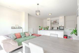 Ruime woning met 5 slaapkamers te koop te Middelkerke. Deze recentelijk gerenoveerde woning bevindt zich in het centrum van Middelkerke. <br /><br />Indeling: <br />*gelijkvloers<br />- inkomhall (6m²)<br />- woonkamer met open keuken (31m²) voorzien van kookeiland met elektrisch vuur, spoelbak, koelkast, oven en vaatwasmachine<br />- slaapkamer (16m²)<br />- toilet <br />- gezellig zuid gerichte stadstuin (32m²)<br /><br />*eerste verdieping<br />- slaapkamer 2 (18m²) <br />- slaapkamer 3 (6m²)<br />- badkamer (13m²) voorzien van douche, ligbad, toilet en dubbel lavabomeubel<br /><br />*tweede verdieping<br />- slaapkamer 4 (21m²)<br />- slaapkamer 5 (16m²)<br /><br />De woning beschikt bovendien over een ruime kelderverdieping voorzien van een aansluiting voor wasmachine en een geïsoleerde zolderverdieping. <br /><br />Geïnteresseerd in deze unieke mogelijkheid te centrum Middelkerke? Neem vandaag contact op voor een plaatsbezoek!<br /><br />Bestuursmaatregelen in het maatregelenregister: nee