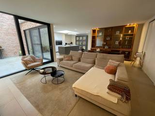 Bent u op zoek naar een modern, nieuw, knap afgewerkt, ruim gelijkvloers appartement met garage vlak in de stad? Met liefst 2 slaapkamers en...