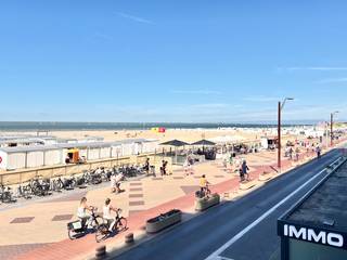 Deze volledig gerenoveerde studio op de eerste verdieping combineert een adembenemend zeezicht met het levendige karakter van de zeedijk.De studio...