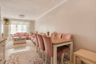 Instapklare en stevige gezinswoning met 4 kamers en buitenruimte in Ledeberg Ruimte, licht, comfort én een uitstekende ligging nabij Gent centrum. Deze instapklare woning in Ledeberg heeft het allemaal! Deze ruime en bijzonder solide woning is ideaal voor wie op zoek is naar een comfortabele gezinswoning waar je zonder grote renovatiewerken meteen je intrek kunt nemen. De woning beschikt over een stevige structuur, een aangename indeling en maar liefst vier kamers, waardoor er volop ruimte is voor een gezin, een thuiskantoor of hobbyruimte. Bij het binnenkomen valt meteen de mooie lichtinval op. De leefruimte vormt een aangename en gezellige plek om te ontspannen. Aansluitend bevindt zich de keuken met een eetplaats, een fijne ruimte waar gezellig tafelen met familie of vrienden centraal kan staan. Een extra troef is de buitenruimte, die verrassend veel mogelijkheden biedt. De aanwezige berging zorgt voor praktische opbergruimte en kan mits wat creativiteit perfect worden omgetoverd tot een gezellig groen hoekje, bijvoorbeeld met planten, bloemen en sfeervolle aankleding. Daarnaast beschikt de woning over een droge kelder, ideaal als extra bergruimte. Ook op technisch vlak scoort deze woning goed. Zo beschikt ze over een gunstig EPC. Elektriciteit keuring in aanvraag, mogelijks niet conform. De ligging is eveneens een absolute meerwaarde. Je woont hier in een levendige en toffe buurt van Ledeberg, op wandelafstand van openbaar vervoer, winkels, scholen en tal van voorzieningen. Het bruisende centrum van Gent bevindt zich op korte afstand. Ook voor wie met de wagen onderweg is, is de ligging bijzonder interessant dankzij de vlotte bereikbaarheid van de belangrijkste invalswegen en de op- en afritten van de autosnelweg. Kortom: een ruime, stevige en instapklare woning met vier kamers, een buitenruimte en een uitstekende ligging in Ledeberg. Een ideale thuis voor wie comfortabel wil wonen nabij Gent, met alles binnen handbereik. Exclusief te koop aangeboden via de Oximo online verkoopsprocedure. Voor registratie en aanvaarding van de verkoopsvoorwaarden zie www.oximo.be .