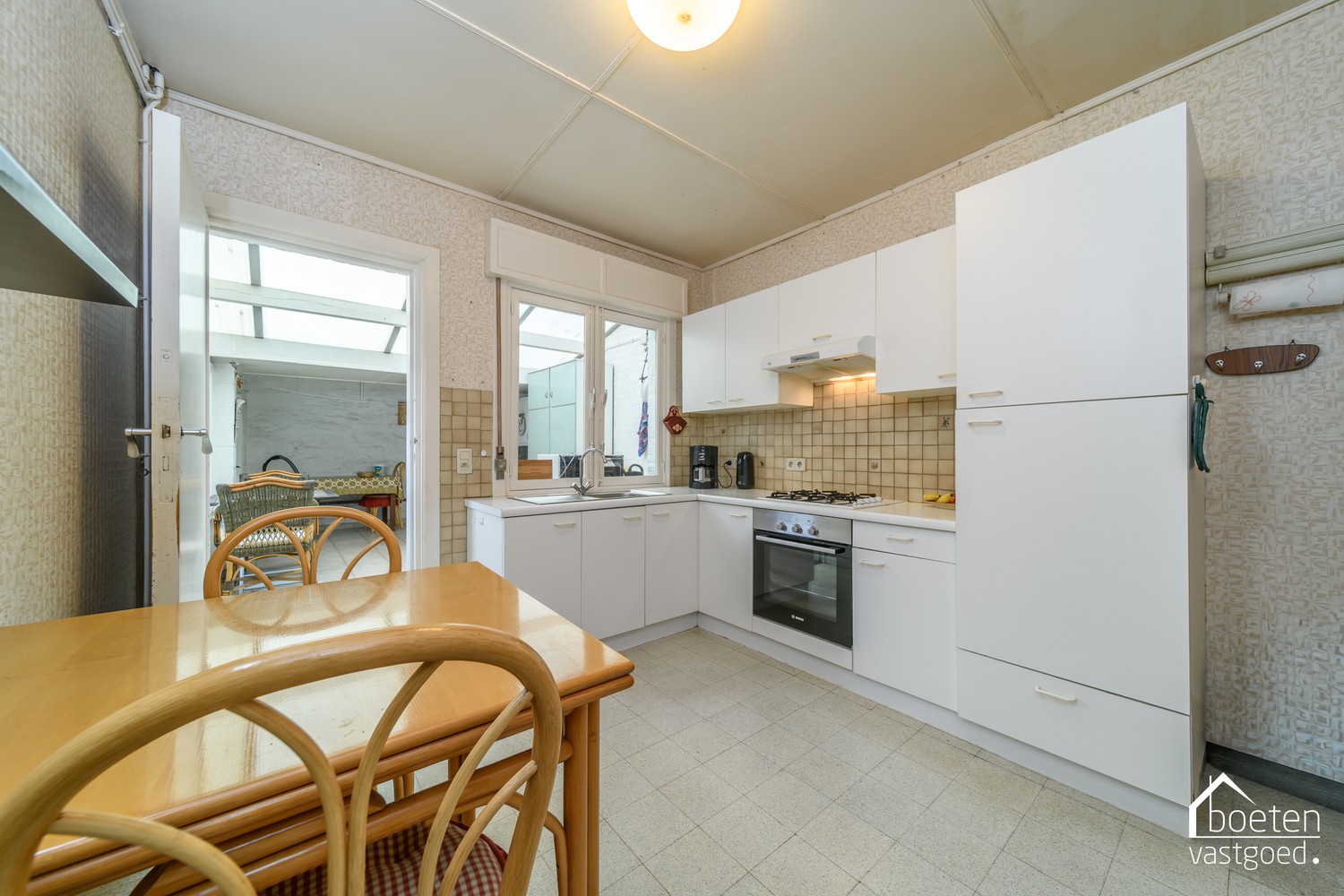 Noordschote: Vrijstaande woning met grotendeels vernieuwd comfort, 2 (mog. 4) slaapkamers en 2 ruime garages op ca 235m² grondoppervlakte. - foto 5