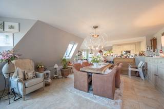 Ruim en lichtrijk duplex appartement met open zicht en 3 slaapkamers gelegen te De Haan (Vosseslag). Gelegen op wandelafstand van openbaar vervoer, buurtwinkels, strand, zee, duinen, bos en de golf. Indeling als volgt: inkomhal, apart toilet en berging, ruime en lichtrijke woonkamer met aansluitend open en geïnstalleerde keuken en slaapkamer 1. Hoger verdiep: slaapkamer 2, slaapkamer 3, badkamer met inloopdouche, toilet, dressing en terras. Gemeenschappelijke fietsenberging aanwezig.<br /><br />Voor meer informatie of een bezoek ter plaatse, aarzel niet en bel Gaëlle op het nummer 0479 17 17 17.<br />