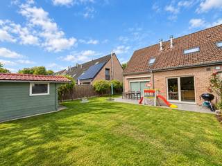 Rust, privacy, energiezuinigheid en wooncomfort: deze prachtige gezinswoning heeft het allemaal!<br /><br />Gelegen in een uiterst rustige, doodlopende woonwijk in Sleidinge, bevindt zich deze bijzonder verzorgde en instapklare gezinswoning, gebouwd in 2007. Met een bewoonbare oppervlakte van maar liefst 155 m² en een perceel van 336 m² biedt deze woning alle ruimte om comfortabel te wonen en volop te genieten.<br /><br />De ligging in een doodlopende wijk zorgt voor weinig doorgaand verkeer, extra privacy en een aangename, kindvriendelijke woonomgeving. Een ideale plek voor wie graag rustig woont!<br /><br />Binnen word je verwelkomd door een aangename, lichtrijke leefomgeving. De vele raampartijen zorgen voor een overvloed aan natuurlijk licht. De bijzonder nette keuken en badkamer onderstrepen de uitstekende staat waarin deze woning zich bevindt. Daarnaast beschikt de woning over een ruime dressing, die extra comfort en praktische opbergruimte biedt.<br /><br />Ook buiten is het heerlijk vertoeven! De gezellige tuin met praktisch tuinhuis biedt heel wat privacy en vormt de perfecte plek om in alle rust te ontspannen.<br /><br />Ook op energetisch vlak scoort deze woning uitstekend! Met een EPC van slechts 163 kWh/m²/jaar (label B) en een nieuwe hoogrendementsketel geniet je van een energiezuinige woning. Bovendien kan de EPC-score door het plaatsen van zonnepanelen volgens de opgegeven berekening verder verbeteren tot 94 kWh/m²/jaar (label A)!<br /><br />Extra troeven:<br />-Bewoonbare oppervlakte van 155 m²<br />-Perceel van 336 m²<br />-Uitzonderlijk rustige ligging in een doodlopende woonwijk<br />-Kindvriendelijke omgeving met veel privacy<br />-Aangename lichtinval<br />-Mooie tuin met tuinhuis<br />-Nieuwe hoogrendementsketel<br />-EPC-label B, met potentieel voor label A<br />-Conforme elektrische installatie<br />-Asbestveilig (bouwjaar 2007)<br />-Tot in de puntjes verzorgd en volledig instapklaar<br /><br />Een echte buitenkans voor wie op zoek is naar een comfortabele, energiezuinige gezinswoning op een bijzonder rustige en kindvriendelijke locatie!<br /><br />Meer info of een bezoek? Bel WIJSvastgoed op +32 9 395 80 10 !