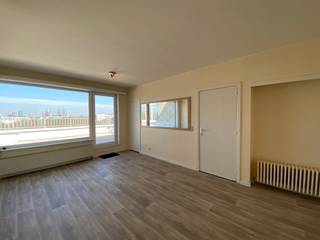 Zeer mooi en lichtrijk appartement centraal gelegen te Oostende. Het appartement bevindt zich op de 7e verdieping van het gebouw een heeft bijgevolg een fantastisch uitzicht over Oostende. Het appartement bevindt zich aan het Leopoldpark van Oostende, waardoor er een rustige omgeving gecreëerd wordt. In het appartement is er een ruime woonkamer aanwezig met enorm veel lichtinval die via het terras binnenkomt. Het eerste terras is bereikbaar via de woonkamer. Het terras is zeer ruim met bijna de ganse dag zonlicht. Het terras heeft een mooi uitzicht over het park en de omliggende gebouwen. Er is een keuken aanwezig met dampkap, kookplaat, frigo met diepvries en veel opbergruimte. In de badkamer is er een douche, lavabo en toilet beschikbaar. Het appartement heeft één slaapkamer. Het tweede terras ligt aan de achterkant van het appartement en heeft ook een rustig en mooi uitzicht. Er is een kelder in de huurprijs inbegrepen. Het appartement heeft een absolute topligging in hartje Oostende. U betaalt elke maand 730 euro aan huur en 60 euro forfait voor gebruik van de algemene delen. Onmiddellijk vrij! Breng gerust een bezoek aan dit mooie appartement! Ben je geïnteresseerd in dit pand te huur in Oostende? Ga naar de website www.dermul.be, klik op het pand dat je wenst te huren. Via de knop "ik heb interesse" vragen we u kort een profiel in te vullen. Daarna nemen we contact op voor een bezoek. Telefonisch kunnen er geen afspraken gemaakt worden.
