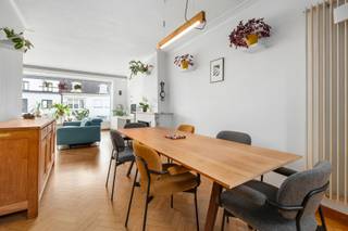 Op een vlot bereikbare ligging langs de Brugsesteenweg te Roeselare, vlakbij het Mammoetcenter en met een uitstekende verbinding naar de autosnelweg richting Brugge, Kortrijk en Gent, bevindt zich deze verzorgde en energiezuinige bel-etagewoning.

Bij het betreden van de woning vindt u op het gelijkvloers een uitzonderlijk ruime garage met plaats voor twee wagens, een afzonderlijk toilet, een praktische berging en een wasplaats.

De eerste verdieping vormt het hart van de woning met een lichtrijke en ruime leefruimte. Vanuit de woonkamer geniet u van een aangenaam zicht op het gezellige terras, dat volledig omgeven wordt door groen en rust uitstraalt. Aansluitend bevindt zich de volledig ingerichte keuken met werkblad in arduin, waar koken en gezellig samenzijn hand in hand gaan.

Op de tweede verdieping bevinden zich drie volwaardige slaapkamers waarvan 1 voorzien van airco en 2 voorzien van screens , een badkamer met ligbad en toilet. Ideaal voor gezinnen of wie extra ruimte wenst voor een bureau of hobbykamer.

Ook op technisch vlak scoort deze woning uitstekend. Zo beschikt ze over dubbele beglazing, spouwmuurisolatie, een zonneboiler, een warmtepomp, CV op gas, een conforme elektrische installatie en een gunstig EPC-label C. Hierdoor geniet u van extra wooncomfort én een lagere energiefactuur.

De groene tuin vormt de perfecte plek om te ontspannen, te tuinieren of gezellig te genieten met familie en vrienden.

Troeven op een rij:
✔ Centrale ligging nabij Mammoetcenter
✔ Vlotte verbinding naar autosnelwegen en Brugge
✔ Garage voor 2 wagens
✔ Terras met groen uitzicht
✔ Groene tuin
✔ 3 slaapkamers
✔ Volledig ingerichte keuken
✔ Conforme elektriciteit
✔ Dubbele beglazing en spouwmuurisolatie
✔ Zonneboiler
✔ EPC-label C

Op zoek naar een ruime, verzorgde gezinswoning met uitstekende bereikbaarheid en een aangename buitenomgeving? Dan is deze woning beslist een bezoek waard!
