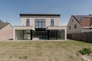In een rustig gelegen straat op de Heide in Lommel vinden we deze prachtige villa terug op de Boldriesstraat. De woning is recent afgewerkt en wordt...