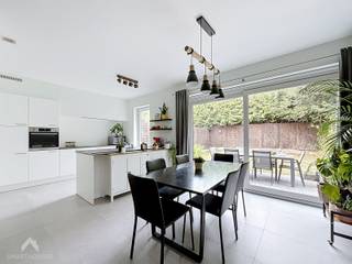 <p>Zoek je een moderne, energiezuinige woning waar comfort, rust en privacy samenkomen? Deze recente halfopen BEN-woning ligt in een rustige straat aan de landelijke rand van Houthulst op slechts 1 km van het centrum en supermarkten. Wandel -en fietsliefhebbers halen hun hart op in de nabijgelegen natuur. Bij binnenkomst verwelkomt de verzorgde inkomhal je met een gastentoilet. De lichtrijke leefruimte vormt het hart van de woning met een ruime zit -en eethoek. De open, volledig uitgeruste keuken sluit naadloos aan op een praktische was-en bergruimte. Boven vind je 4 volwaardige slaapkamers, afzonderlijk toilet en een badkamer met inloopdouche en wastafel. Buiten geniet je op het terras en in de onderhoudsvriendelijke, volledig omheinde tuin van optimale privacy.</p>
<p>De woning is 100% instapklaar, volledig geschilderd, omheind en voorzien van verduistering.<br />Aankoop onder registratierechten en valt dus niet onder 21% btw <br /><br /></p>
<p>Verhuizen kan zonder zorgen!</p>
<br />Extra troeven:<br />
<ul>
<li>Energiezuinig: BEN-woning, 5 zonnepanelen, regenwaterput van 7000L</li>
<li>Comfort en afwerking; Verduisterende screens in alle kamers, conforme elektriciteit, inpandige garage met ruime oprit</li>
<li>Financieel: Mogelijkheid tot aankoop aan slechts 2% registratierechten (onder voorwaarden)</li>
<li>Ligging: Rustig en groen, doch vlak bij alle voorzieningen.</li>
</ul>
<br />Te koop zonder makelaar via Smart Houses. Wenst u meer informatie of een bezoek? Contacteer rechtstreeks de eigenaar <span>+32479876631</span>