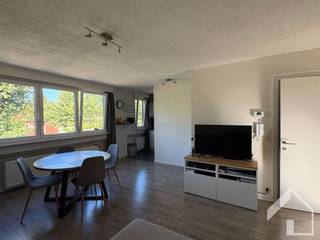 <p><span>Gerenoveerd appartement op de 2de verdieping, bereikbaar met de trap. Het appartement bestaat uit: hal met apart toilet, woonkamer, halfopen ingerichte keuken en badkamer, 1 slaapkamer en 1 extra kleine kamer (bureau/dressing). Garagebox inbegrepen. Rustig gelegen nabij centrum. Gem. kosten € 30,00/maand. Interesse? </span><span>Voor een bezoek ter plaatse kan u zich rechtstreeks inschrijven voor het bezoekmoment via Immo Matrix-Kolum - www.immomk.be </span></p>