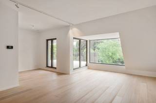 <p><span>Exclusieve nieuwbouwappartementen te huur in het centrum van Schilde</span></p><p><span>Ontdek deze stijlvolle nieuwbouwappartementen waar comfort, kwaliteit en tijdloze elegantie samenkomen. Elk appartement werd afgewerkt met hoogwaardige materialen en oog voor detail, zodat u meteen kunt genieten van een luxueuze woonervaring.</span></p><p><span>De lichtrijke leefruimtes zijn voorzien van een prachtige samengestelde eiken parketvloer die zorgt voor een warme en moderne uitstraling. De volledig uitgeruste designkeuken in fineer gerookte eik, afgewerkt met natuurstenen werkbladen, vormt het hart van de woning en is uitgerust met kwalitatieve toestellen van Novy, Liebherr en Bosch.</span></p><p><span>Ook aan praktisch comfort werd gedacht. Zo beschikt elk appartement over een vestiaire en een op maat gemaakte dressing in de hoofdslaapkamer. Badkamer, keuken en berging zijn afgewerkt met onderhoudsvriendelijke keramische tegels van hoogwaardige kwaliteit.</span></p><p><span>De appartementen worden volledig geschilderd opgeleverd en zijn voorzien van verlichtingsarmaturen, zodat u zonder zorgen meteen kunt intrekken.</span></p><p><span>Troeven van deze appartementen:</span><span><br />- Hoogwaardige en duurzame afwerking<br /> - Volledig uitgeruste designkeuken met topmerken<br />- Op maat gemaakte dressing in de hoofdslaapkamer<br />- Warme eiken parketvloer in de leefruimtes<br />- Verlichtingsarmaturen inbegrepen<br />- Volledig geschilderd en instapklaar<br />- Tijdloze architectuur en optimaal wooncomfort</span></p><p><span>Bent u op zoek naar een appartement waar kwaliteit, comfort en stijl centraal staan? Dan zijn deze exclusieve nieuwbouwappartementen absoluut een bezoek waard. Neem vandaag nog contact op voor meer informatie of een bezichtiging.</span></p>