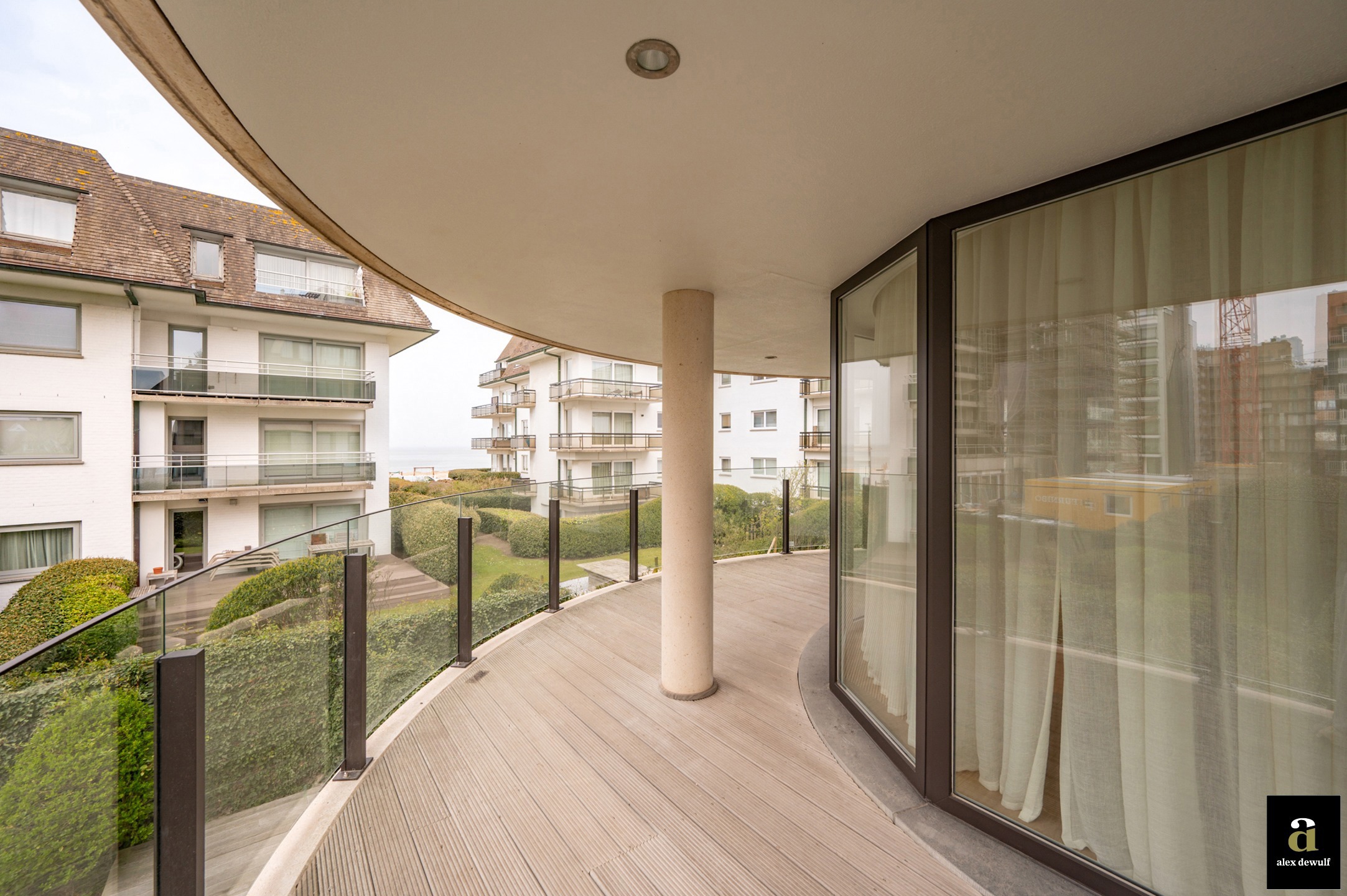 Uitstekend gelegen en stijlvol gerenoveerd appartement met goed zeezicht in villaresidentie [Kustlaan - Knokke Zoute]. - foto 3