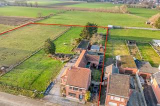 Charmante woning op een uitzonderlijk ruim perceel van 93,71 are aan de Horenweg in Tielt-Winge, op de grens met Bekkevoort. Een ideale ligging in...