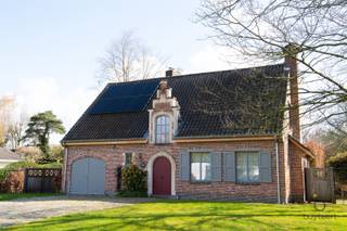 <p><span>CHARMANTE KARAKTERVOLLE WONING MET VIJF SLAAPKAMERS EN TUIN!</span></p><p><span>Welkom in deze instapklare woning in de ‘Bloemenwijk’ te Zoersel, een thuis voor wie houdt van rust en comfort. </span></p><p><span>Dit gezellig &amp; knusse huis met een bewoonbare oppervlakte van +/- 180m² op een mooi perceel van 1650m² is de ideale plek om van uw thuis te genieten.</span></p><p><span>Bij binnenkomst wordt u ontvangen in de inkomhal met trap, gastentoilet met handenwasser en open vestiaire, die verder toegang geeft tot de keuken en de woonkamer.</span></p><p><span>De eigentijdse lichte leefruimte (44 m²) op parket loopt van de zitplaats over in de stijlvolle eetkamer, ideaal voor gezellige momenten met familie en vrienden. </span></p><p><span>De grote ramen met een mooi uitzicht op de tuin zorgen voor natuurlijk licht wat een warme uitnodigende sfeer creëert en de elektrische sierhaard zorgt voor de gezelligheid in de koudere maanden. </span></p><p><span>De naastgelegen keuken (12m²) is volledig uitgerust en combineert AEG en Miele toestellen (combi-oven, oven, dampkap, inductieplaat, afwasmachine en koelkast)  met een traditionele uitstraling, terwijl het praktische doordacht ontwerp zorgt voor een optimaal kookgemak.</span></p><p><span>Het huis is uitgerust met een inpandige garage en berging (32m²) met alle nutsvoorzieningen, een manuele dubbele houten poort, goed voor twee wagens en extra opbergruimte. </span></p><p><span>Verder ook voldoende parkeergelegenheid voor 4 wagens op de oprit.</span></p><p><span>Op de eerste verdieping een nachthal (8m²), hier bevinden zich vijf slaapkamers (15,5m², 9m², 11,50m², 10m² en 14,5m²), een badkamer (7,5m²) met dubbel lavabomeubel, spiegelkast, toilet en bad/douche combinatie.  </span></p><p><span>Verder een extra berging (5m²) met zolderluik met toegang via een vlizotrap tot een opbergzolder. </span></p><p><span>Buiten geniet u van een prachtige omheinde tuin die rust biedt en uitnodigt tot relaxen. Het gezellige gevelbreedte deels overdekte terras op bankirai geeft je een verlenging van de leefruimte naar buiten toe, net een vakantiegevoel!</span></p><p><span>Dit huis combineert het traditioneel wonen met de functionaliteit van moderne voorzieningen. Combinatie van overwegend parket vloeren en verschillende tegels op het gelijkvloers en laminaat en tegels op de eerste verdieping.</span></p><p><span>De ligging combineert een rustige leefomgeving met in de dichte nabijheid alle nodige faciliteiten en belangrijke verbindingswegen.</span></p><p><span>Pluspunten: instapklaar, rustig doch centraal gelegen, 14 zonnepanelen, volledig omheinde tuin, alarmsysteem, waterontharder, deels vliegenramen, keuring EK conform, EPC B label, nieuwe ramen 2021,...</span></p><p><span>Contacteer ons voor meer informatie of een bezichtiging! </span></p><p><span> </span></p><p><span> </span></p>