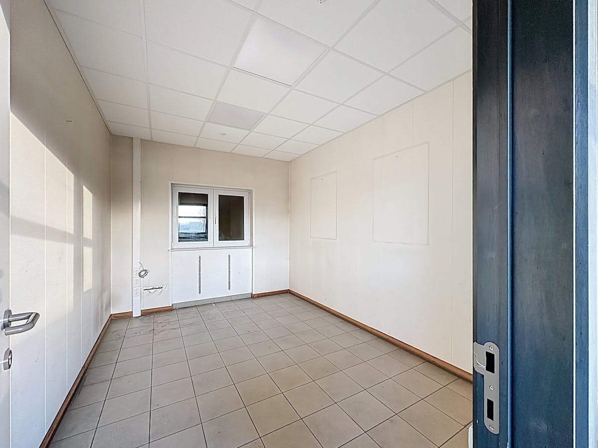 Entrepôt avec bureau à louer à Ypres - photo 5