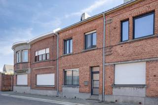 Te koop: charmant gesloten bebouwing in het centrum van Willebroek, op korte afstand van scholen en invalswegen.Deze woning uit 1935 combineert...