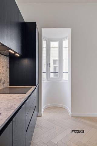 Dit splinternieuwe appartement met LUXE-afwerking bevindt zich in een standingvol gebouw met prachtige gevel in modernistische stijl op enkele meters van het strand en de winkelstraat.<br />Indeling: inkomhal, berging, lichtrijke woonkamer met open keuken, badkamer met inloopdouche, toilet en lavabomeubel, 2 slaapkamers en inpandig terras.<br />Het appartement werd met moderne luxe-elementen afgewerkt. Denk maar aan een prachtig visgraatparket, gerectificeerde tegels (1m20 x 1m20), een gepantserde veiligheidsdeur, privatieve verwarming (hoogrendementsketels op aardgas met gsm-module op afstand), kleurvideofonie met gsm-module op afstand, design sanitair, inloopdouches op tegelvloer (geen douchebak), <br />Privatieve kelderberging.<br />In het gebouw is er tevens een ruime fietsenberging met meerdere laadpunten en een gemeenschappelijk dakterras waar men een ganse dag kan genieten van de zon!<br />Verkoop onder registratierechten (geen BTW)!