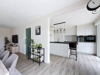 <p>Energiezuinige en instapklare halfopen woning bestaande uit een ruime inkomhal met gastentoilet, een lichtrijke leefruimte met zit- en eethoek palend aan de recente Dovy-open keuken met ontbijthoek, voorzien van alle toestellen, een inpandige garage uitgerust met maatwerkkasten en wasvoorzieningen, een aangelegde tuin met ruim terras en praktisch tuinhuis, en een zeer ruime oprit.</p>
<p>Op de verdieping bevinden zich 3 volwaardige slaapkamers en een badkamer uitgerust met een ligbad, douche, lavabomeubel en toilet. Als bijkomende troef werd de zolderverdieping ingericht als een ruime 4de slaapkamer of hobbyruimte, eveneens voorzien van een maatwerk inbouwkast.</p>
<p>Extra troeven:</p>
<ul>
<li>Energiezuinige woning (EPC-label B)</li>
<li>Voorzien van 18 zonnepanelen</li>
<li>voorzien van airco</li>
<li>Nog 6 jaar groenestroomcertificaten (€300 per certificaat, 5 à 6 certificaten per jaar)</li>
<li>Conforme elektriciteit</li>
<li>Regenwaterput van 10.000 liter</li>
<li>Rolluiken op alle ramen, inclusief Veluxramen</li>
<li>Vernieuwingen in 2020: nieuwe Dovy-keuken, volledig herschilderd en nieuwe laminaatvloeren</li>
<li>Maatwerkkasten in garage en zolderkamer</li>
<li>Aangelegde tuin met ruim terras</li>
<li>Oprit voor 4 wagens</li>
</ul>
<p>Deze woning is te koop ZONDER makelaar via het concept van Smart Houses. Wenst u meer informatie of een bezoek? Contacteer rechtstreeks de eigenaar 0475/48.94.53</p>