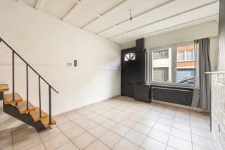 <p>Op zoek naar een rijwoning met mogelijkheden én een uitstekende ligging? Deze aangename woning bevindt zich vlak in het centrum van Muizen en biedt een combinatie van wonen, renovatiemogelijkheden en natuur vlakbij.</p>
<p>De woning beschikt over 2 slaapkamers en een ruime zolderverdieping. Mits de nodige inrichting biedt deze zolder bovendien de mogelijkheid om een extra slaapkamer, bureau of hobbyruimte te creëren. Ideaal voor wie vandaag voldoende ruimte zoekt, maar ook naar de toekomst toe mogelijkheden wil behouden.</p>
<p>De woning is deels te renoveren, waardoor u ze stap voor stap kunt aanpassen aan uw eigen smaak en woonbehoeften. Met een EPC-label C beschikt ze alvast over een gunstige energetische basis.</p>
<p>De ligging is zonder twijfel één van de grootste troeven. U woont hier midden in het centrum van Muizen, met winkels, voorzieningen en openbaar vervoer op wandelafstand. Tegelijk ligt de groene omgeving van de Dijle vlakbij. Via het nabijgelegen jaagpad kunt u heerlijk wandelen of fietsen en ontsnapt u in geen tijd aan de drukte van alledag.</p>
<p>Een centrale ligging, ruimte om uw eigen stempel te drukken én de natuur om de hoek: deze woning heeft alle ingrediënten om er een fijne thuis van te maken.</p>
<p>Ontdek zelf het potentieel van deze woning en plan vandaag nog uw bezoek met Nico via Nico@reds.be of 0478 012 012.</p>