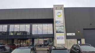 Moderne en goed uitgeruste bedrijfshal met kantoren te huur op de Bannerlaan in Grobbendonk. Het pand omvat circa 2.384 m² magazijnruimte en 766...