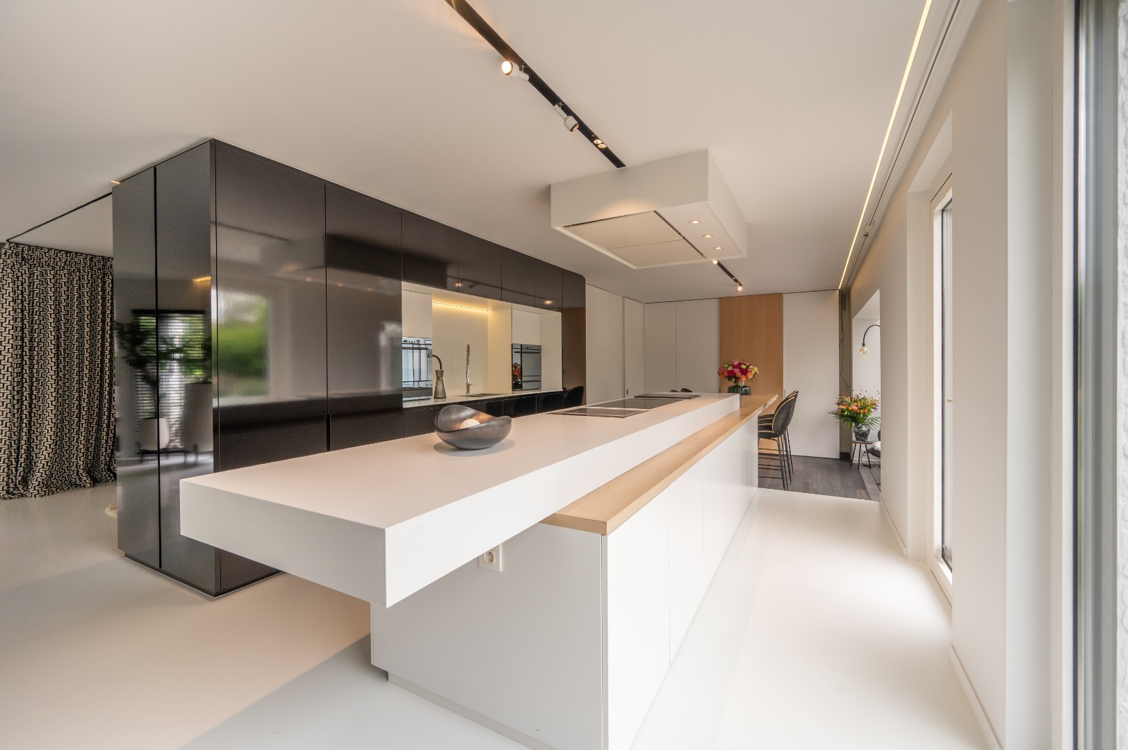 Une villa entièrement rénovée à l'architecture moderne, comprenant quatre chambres à coucher et un beau jardin ; située dans un quartier résidentiel calme, à distance de vélo du centre-ville de Knokke. - photo 4