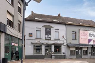 <p>Deze handelswoning met woonst in Denderleeuw is centraal gelegen aan het station en biedt tal van mogelijkheden voor ondernemers die werk en privé willen combineren. Dankzij de uitstekende ligging geniet het pand van een goede visibiliteit en bereikbaarheid.</p><p>Op het gelijkvloers bevindt zich een voormalige horecazaak met een polyvalente ruimte, keuken en sanitaire voorzieningen. Deze indeling maakt het pand geschikt voor diverse commerciële activiteiten.</p><p>De eerste verdieping omvat twee slaapkamers, een badkamer en een terras. Op de tweede verdieping bevindt zich een ruime leefruimte die flexibel kan worden ingericht.</p><p>Bent u op zoek naar een handelswoning in Denderleeuw met woonst en potentieel, dan is dit pand zeker een bezoek waard.</p>
