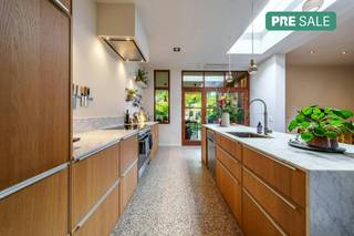 Achter de gevel van deze woning schuilt een zee aan ruimte en natuurlijk licht. Het huis werd door de jaren heen met veel passie gerenoveerd: authentieke details bleven bewaard, maar werden naadloos gecombineerd met modern wooncomfort. Een instapklare, warme gezinswoning die werkelijk alles afvinkt!<br /><br />Licht, sfeer en gezelligheid<br />Via de praktische inkomhal met vestiaire komt u binnen in de woning. Vooraan bevindt zich een apart bureau, de perfecte plek voor thuiswerk of als hobbyruimte. De ruime leefruimte pakt uit met hoge plafonds, een op maat gemaakte boekenkast en een knusse houtkachel. De grote leefkeuken vormt het kloppend hart van het huis: een fantastische plek om te koken, te eten en te genieten met familie of vrienden.<br /><br />Zuidwest-gerichte tuin &amp; geïsoleerde garage<br />De keuken vloeit mooi over in het zonnige terras met sfeerverlichting (instant vakantiegevoel!). In de zuidwest-gerichte tuin geniet u van de middag tot zonsondergang van de zon, met schaduw van de mooie bomen.<br />Een absolute troef is de recent gebouwde, volledig geïsoleerde garage met automatische poort (stijlvol afgewerkt in acaciahout). Via het achterpoortje heeft u bovendien directe toegang tot een ruime parking, de lagere school, sporthal en het cultureel centrum. Uw wagen kan dus gewoon blijven staan!<br /><br />Luxe badkamer &amp; slaapkamers<br />Op de bovenverdieping vindt u meerdere ruime slaapkamers, een apart toilet en de absolute eyecatcher van de woning: de recent vernieuwde, luxueuze badkamer. Deze badkamer is tot in de puntjes afgewerkt met naadloze Mortex, een eiken meubel, een bad en inloopdouche in solid surface, en prachtige gouden kranen (Philippe Starck voor Axor). Bovendien is er nog een ruime zolderverdieping die perfect dienst kan doen als extra slaapkamer, speelkamer of opbergruimte.<br /><br />De grootste troeven op een rij:<br /><br />Energiezuinig en modern: Voorzien van zonnepanelen, een lucht lucht warmtepomp(keuken en slaapkamer), hoogrendementsketel en waterverzachter.<br /><br />Regenwaterrecuperatie: Grote waterput aangesloten op toiletten en buitenkraan. (Ook is er al een gescheiden rioleringsstelsel voorzien).<br /><br />Praktische bergruimte: Ruime, droge kelder en een aparte wasplaats op het gelijkvloers.<br /><br />Toplocatie: Achteraan directe toegang tot scholen, sport en cultuur, inclusief ruime parking en eigen garage.<br /><br />Oase van licht: Overal grote raampartijen, in de badkamer geniet u 's ochtends in de douche van de opgaande zon.<br /><br /><br /><br /><br />Bestuursmaatregelen in het maatregelenregister: nee