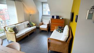 Bemeubeld duplex appartement gelegen nabij centrum en strand. Het beschikt over 2 ruime slaapkamers, waarvan één met ensuite badkamer met ligbad...